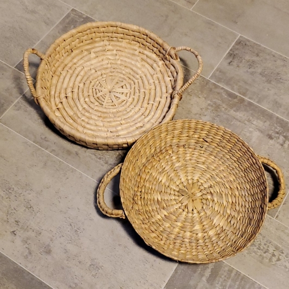 EUC Set of 2 Wicker Boho Shallow Vintage Baske…